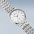 Reloj de pulsera para hombre con brazalete plateado, esfera blanca e índices de barra delgados