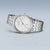Pulsera de hombre con brazalete de metal plateado, esfera blanca e índices