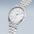 Pulsera de hombre con brazalete de metal plateado y caja redonda, esfera blanca