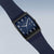 Reloj de hombre con esfera azul, caja negra y correa de malla azul marino