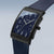 Reloj para hombre con esfera azul y bisel negro, corona lateral en la caja