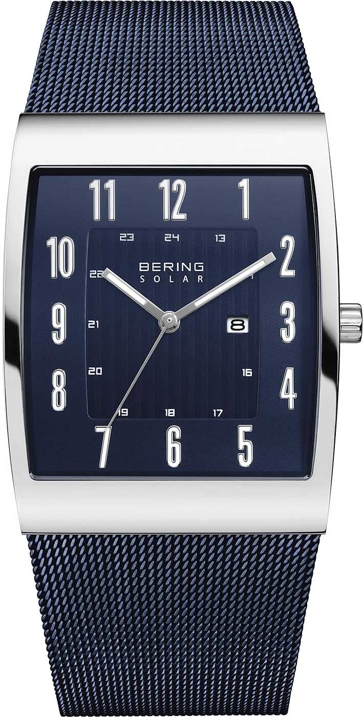 Reloj de hombre con esfera azul, caja rectangular y correa de malla azul