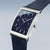 Reloj solar para hombre, vista lateral: caja rectangular plateada con corona, esfera azul
