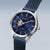 Reloj de hombre con esfera azul, mecanismo visible y brazalete milanés azul