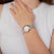 Reloj de mujer en la muñeca, pulsera de acero inoxidable plateado y esfera redonda