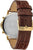 "Reloj de pulsera para hombre en vista lateral: correa de cuero marrón, hebilla dorada y caja plateada"