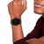 Herrenuhr mit schwarzem Zifferblatt und olivgrünem Silikonarmband am Handgelenk