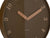 Wanduhr-Zifferblatt im Detail mit beigen Zeigern und goldenen Zahlen
