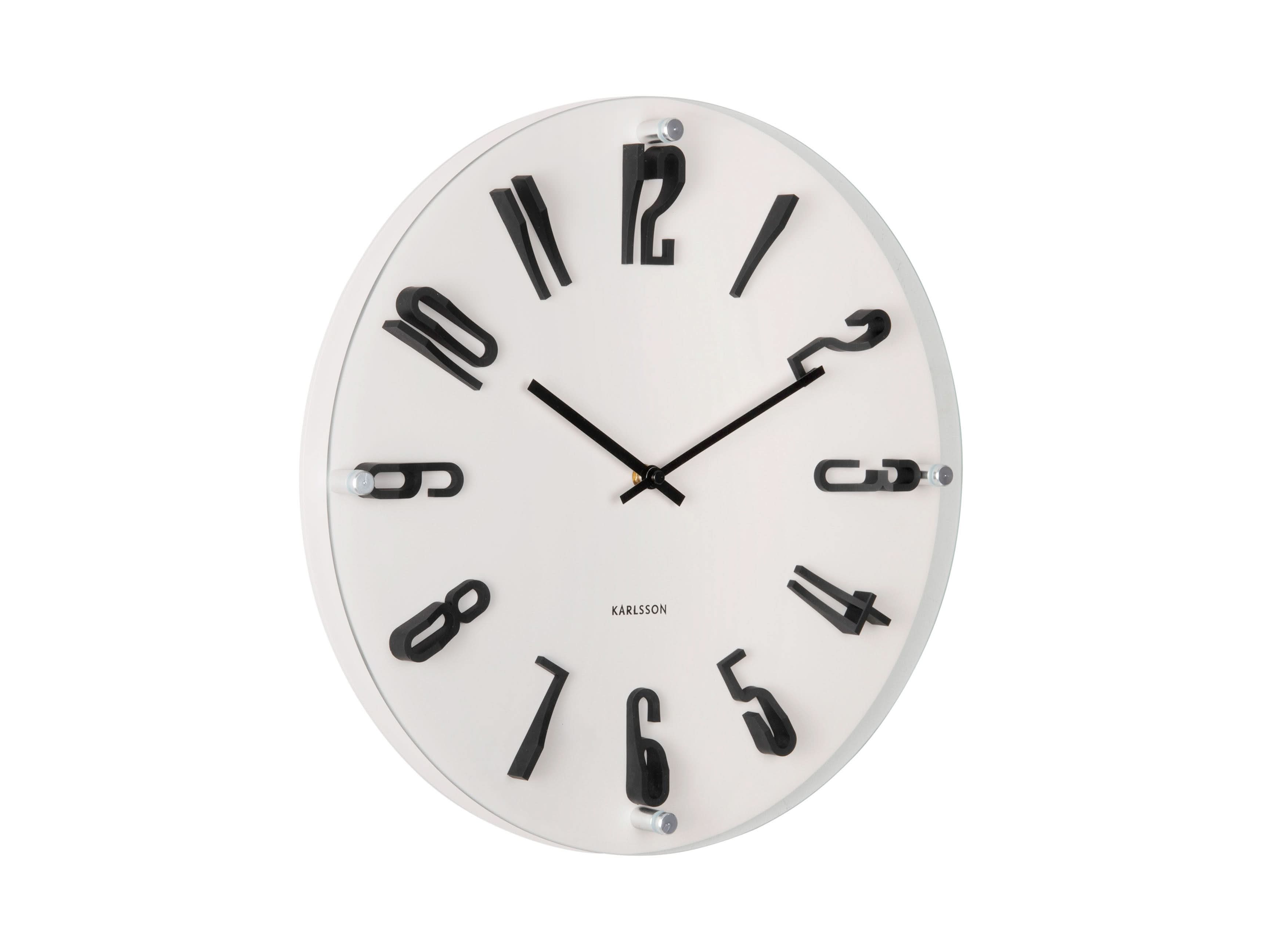 "Reloj de pared redondo con esfera clara, manecillas negras y números de clip"