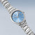 Reloj de pulsera para hombre, vista lateral: esfera azul con índices plateados y correa de acero