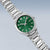 Reloj Bering para hombre con esfera verde, caja y pulsera de acero inoxidable en posición inclinada