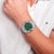 Herren-Armbanduhr am Handgelenk mit grünem Chronographenzifferblatt und Edelstahlband
