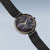 "Reloj de mujer con esfera redonda oscura y manecillas doradas, brazalete Milanesa"