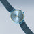 "Reloj de mujer con esfera redonda azul, bisel dorado y correa de malla azul"