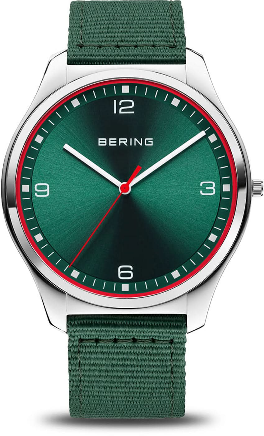 Reloj de hombre con esfera verde, correa de tela verde y caja plateada, detalles en rojo