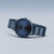 "Reloj de mujer con esfera redonda azul y correa de eslabones de cerámica, lateral"