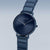 "Reloj de mujer con esfera azul, dos agujas y brazalete de cerámica azul oscuro"