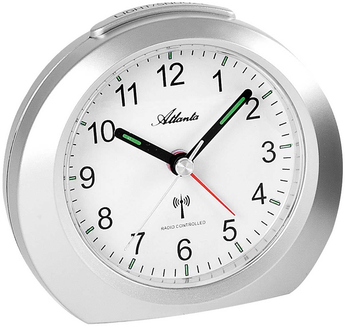 Reloj analógico con esfera blanca, caja de plástico plateada, manecillas de radio y detalles en verde