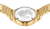 Detalle del reverso: mapa del mundo grabado en el reloj dorado para mujer