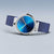 "Reloj de mujer con brazalete Milanesa azul y caja redonda; manecillas sobre esfera azul"