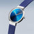 "Reloj de mujer con caja redonda plateada, esfera azul y brazalete milanés azul"
