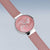 "Reloj de mujer con correa de malla rosa y caja plateada, esfera con textura fina"