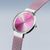 Reloj Bering para mujer con correa de malla rosa, caja plateada y esfera rosa iridiscente