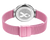Vista posterior de un reloj para mujer con correa de malla milanesa en color oro rosa y fondo de acero inoxidable grabado