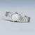 "Reloj de mujer con pulsera de metal plateado y esfera redonda de nácar blanco"