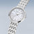 "Reloj de mujer con brazalete de metal plateado y esfera de nácar blanco, índices de bastón"