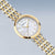 Reloj de mujer con bisel dorado, pulsera bicolor de acero inoxidable y esfera nacarada