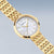 "Reloj de mujer con brazalete de metal dorado y esfera de nácar blanco, agujas doradas"