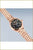 "Reloj de mujer con pulsera de eslabones en oro rosa y esfera oscura, vista en ángulo"