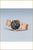 Reloj de mujer con pulsera de oro rosa y esfera negra, vista lateral
