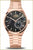 "Reloj de mujer con correa de metal en oro rosa y esfera negra, forma de caja redonda"