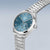 Reloj de mujer con esfera azul, anillo decorativo en el centro y pulsera de acero inoxidable
