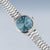 "Reloj de mujer con esfera azul y brazalete de acero inoxidable, vista lateral"