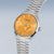 Reloj de hombre con esfera naranja, caja y brazalete de acero inoxidable plateado