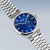Pulsera de hombre con esfera azul y brazalete de acero inoxidable plateado, vista en ángulo