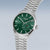 Reloj de hombre con esfera verde, bisel estrecho y brazalete de metal plateado