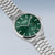 Reloj de hombre con esfera verde y pulsera de acero inoxidable plateado, vista en ángulo