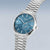 Pulsera de hombre con esfera azul, índices e correa de acero inoxidable, vista en ángulo