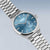 Pulsera de hombre, vista de cerca de la esfera azul con pequeños subesferas, correa de acero inoxidable