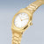 Reloj dorado de mujer con esfera blanca, corona dorada y brazalete de metal