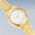 Reloj dorado para hombre con esfera blanca, índices y correa milanesa