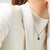 Collar con colgante de joya azul en forma de gota u óvalo en cadena fina