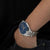 Pulsera de hombre en la muñeca con esfera azul y correa de acero inoxidable