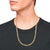 Collar Figaro en oro en modelo, cadena de eslabones estilo Figaro