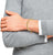 Pulsera Figaro en la muñeca, pulsera de eslabones dorados con cierre, s.Oliver Jewelry.