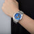 Reloj Festina para hombre en la muñeca con esfera azul y correa de acero inoxidable.